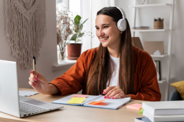 A importância da audiodescrição para pessoas com deficiência auditiva